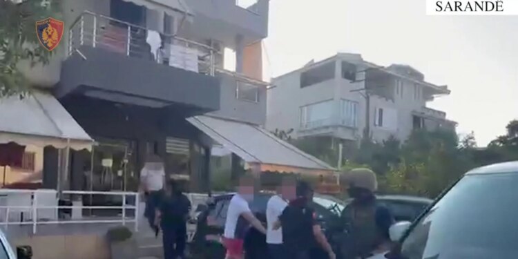 Dhunimi i shefit të krimeve në Sarandë: 6 pranga, dy efektivë procedohen; Bakalli goditet nga rojet e lokalit