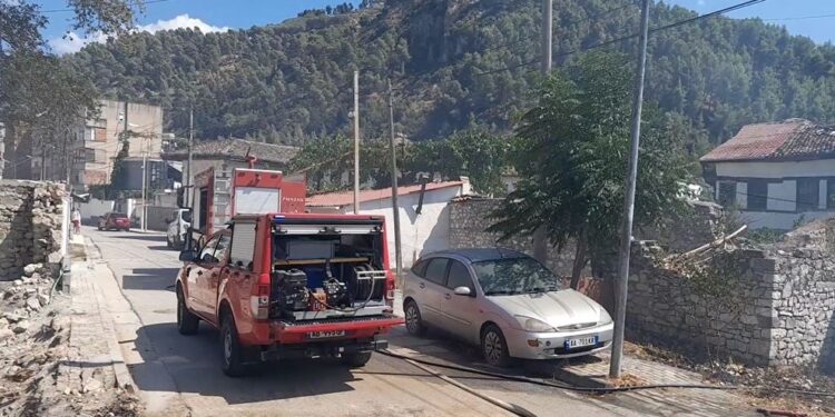 Digjen dy banesa në Berat, flakët kapin edhe një shtëpi monument kulture; zjarri dyshohet i qëllimshëm