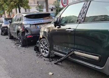 Digjen kazanë mbetjesh dhe tre automjete në Durrës; dyshohet për dy zjarrvënie të qëllimshme nga i njëjti autor