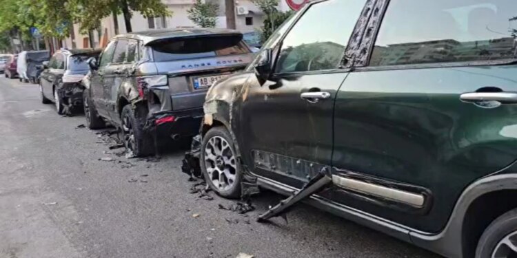 Digjen kazanë mbetjesh dhe tre automjete në Durrës; dyshohet për dy zjarrvënie të qëllimshme nga i njëjti autor