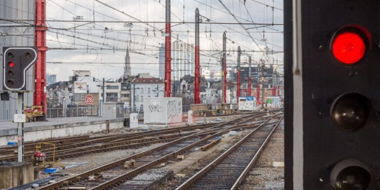 Dikush duhet të na ndihmojë — Të shtënat trondisin Brukselin për të tretën ditë; autorët me kallashnikov pranë stacionit