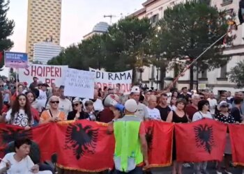Dita e 71-të e tubimit: Protestuesit po marshojnë përpara Kryeministrisë, me thirrje kundër klasave politike