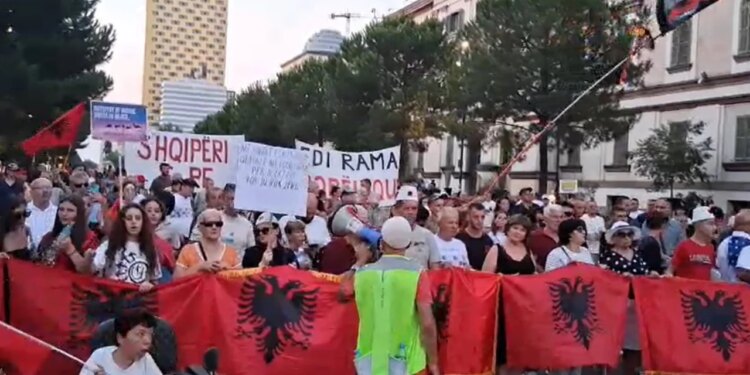 Dita e 71-të e tubimit: Protestuesit po marshojnë përpara Kryeministrisë, me thirrje kundër klasave politike