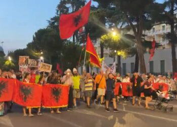 Dita e 73-të e tubimit në Tiranë, protestuesit mblidhen përpara Kryeministrisë: Ata që duhet të largohen janë…