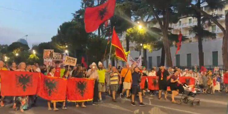 Dita e 73-të e tubimit në Tiranë, protestuesit mblidhen përpara Kryeministrisë: Ata që duhet të largohen janë…