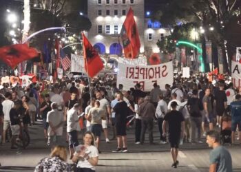 Dita e 78-të e protestës në Tiranë, para Kryeministrisë tubuesit kërkojnë largimin e qeverisë dhe klasës politike