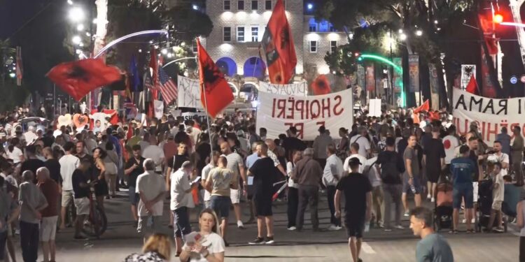 Dita e 78-të e protestës në Tiranë, para Kryeministrisë tubuesit kërkojnë largimin e qeverisë dhe klasës politike