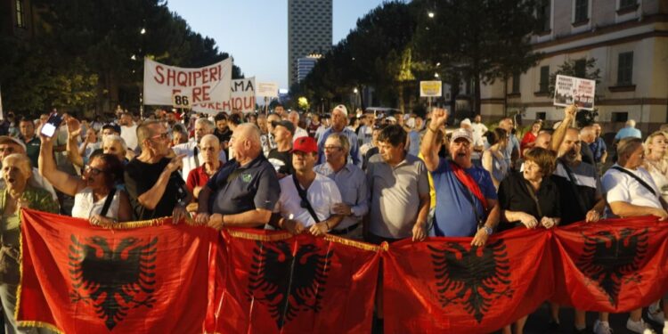 Dita e 86-të e tubimit në Tiranë, protestuesit mblidhen para Kryeministrisë: Do vazhdojmë derisa të na plotësohen kërkesat
