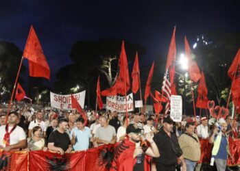 Dita e 87-të e tubimit në Tiranë: Protestuesit mbajnë fjalime para Kryeministrisë, vijojmë rezistencën, nuk na përfaqësoni