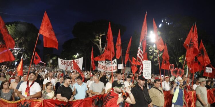 Dita e 87-të e tubimit në Tiranë: Protestuesit mbajnë fjalime para Kryeministrisë, vijojmë rezistencën, nuk na përfaqësoni