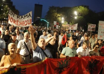Dita e 89-të e tubimit në Tiranë, protestuesit me fjalime para Kryeministrisë: Do ngurtësohemi, nuk na ndalon njeri