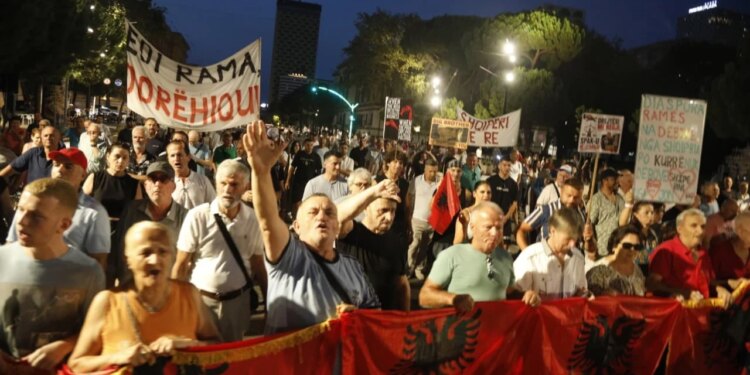 Dita e 89-të e tubimit në Tiranë, protestuesit me fjalime para Kryeministrisë: Do ngurtësohemi, nuk na ndalon njeri