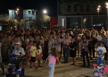 Divjakë: tetë ditë protestë, banorët kundërshtojnë bashkimin me Lushnjën, djegin kartat e PS dhe nisin peticion