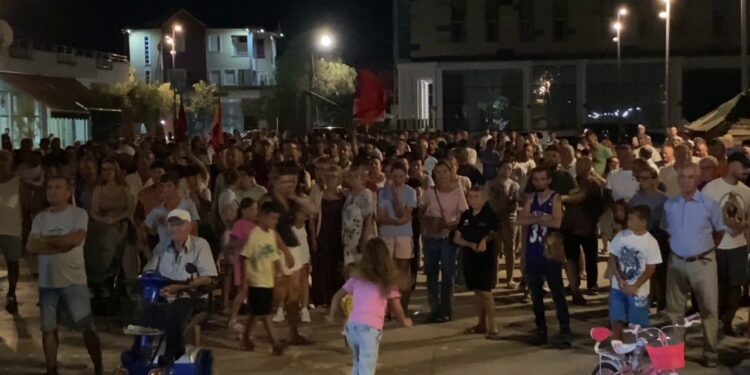 Divjakë: tetë ditë protestë, banorët kundërshtojnë bashkimin me Lushnjën, djegin kartat e PS dhe nisin peticion