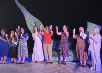 Drama e eksodit kthehet në skenë: hartë memece për të mbyturit, kujtesa e Shqipërisë që iku me gomone