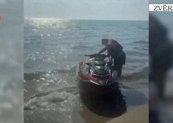 Drejtuesi i Jet Ski në Zvërnec shkeli perimetrin e sigurisë, rrezikoi pushuesit; gjobë 300 mijë lekë të reja