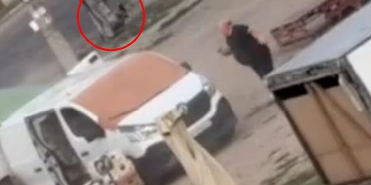 Droni ndoqi ukrainasin rreth furgonit e pastaj shpërtheu; Ukraina akuzon Rusinë për sulm ndaj civilëve