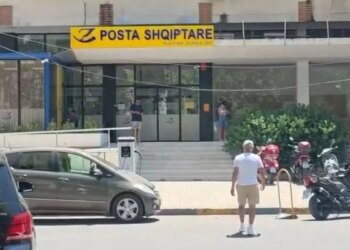Durrësi s’ka para për pensionistët; të moshuarit presin në sportele pa marrë lekët në temperatura të larta