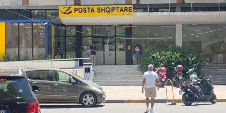 Durrësi s’ka para për pensionistët; të moshuarit presin në sportele pa marrë lekët në temperatura të larta