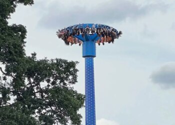 Dy adoleshente amerikane mbetën të varura 25 minuta nga defekt në park lojërash, gjykata urdhëron dy dëmshpërblime $550K