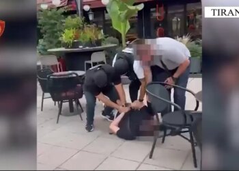 Dy të rinj arrestohen në flagrancë në Tiranë, kapen duke shkëmbyer 252 gramë kokainë në rrugë