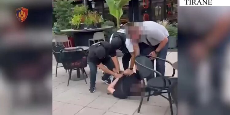 Dy të rinj arrestohen në flagrancë në Tiranë, kapen duke shkëmbyer 252 gramë kokainë në rrugë