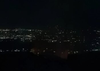 Dy vatra zjarri përfshinë masivin pyjor të Krujës; terreni pengoi ndërhyrjen nga toka, flakët vihen nën kontroll
