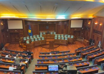 Ejani, keni thyer çdo afat — PDK dhe Aleanca mbërrijnë në sallën e Kuvendit, kërkojnë vazhdimin e seancës konstituive
