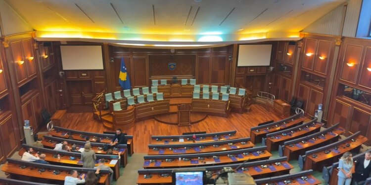 Ejani, keni thyer çdo afat — PDK dhe Aleanca mbërrijnë në sallën e Kuvendit, kërkojnë vazhdimin e seancës konstituive