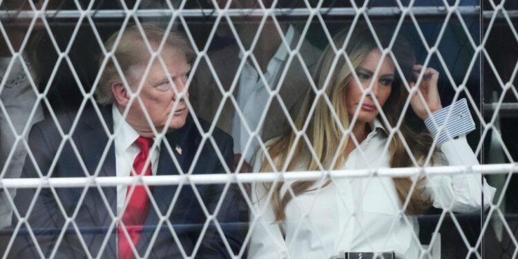 Eksperti i buzëve zbulon fjalët Melania i tha Trumpit në Uashington, fraza e saj bën xhiron e rrjetit