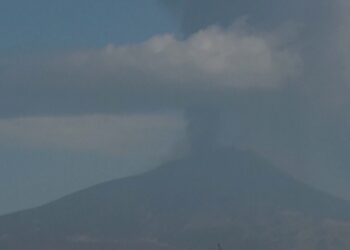 Etna mbyll qiellin e Siçilisë: hiri vullkanik ndal mbërritjet në Katania, nisjet nga aeroporti vijojnë normalisht