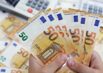Euro blihet poshtë 90 lekëve; kursi prek minimumin historik, eksportuesit paralajmërojnë humbje të mëdha