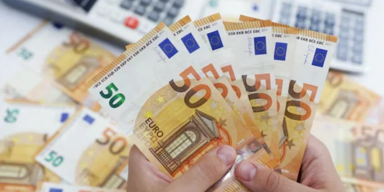 Euro blihet poshtë 90 lekëve; kursi prek minimumin historik, eksportuesit paralajmërojnë humbje të mëdha