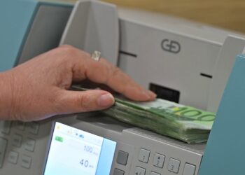 Euro në pikën më të ulët; sezoni turistik shton presion mbi kursin e këmbimit, arrin 93.2 lekë