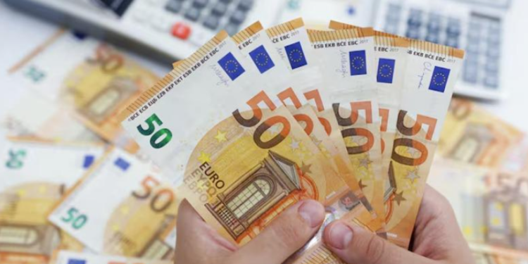 Euro zbret në 92, leku forcohet nga turistët dhe emigrantët; eksportuesit janë humbësit më të mëdhenj