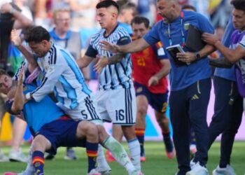 FIFA penalizon rëndë Argjentinën; Paredes e Molina marrin pezullime masive, gjysma e stadiumit mbyllet