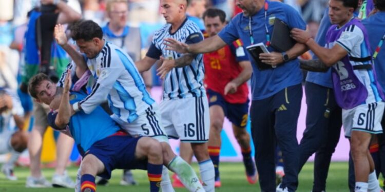 FIFA penalizon rëndë Argjentinën; Paredes e Molina marrin pezullime masive, gjysma e stadiumit mbyllet