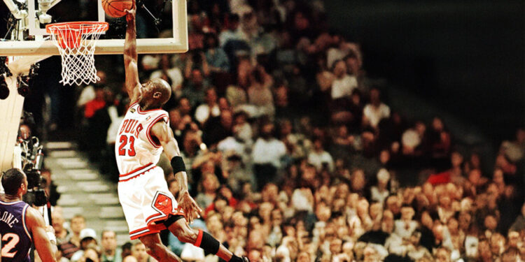 Fanella ikonike e Michael Jordan shitet në ankand, mund të thyejë rekordin botëror
