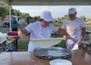 Festa e Lakrorit në Polenë të Korçës: gratë gatuajnë, burrat pjekin, me shijen korçare dhe serenatat