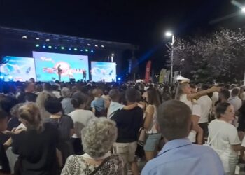Festë me Verë dhe Portokalle, humori ndez qytetin e Belshit, trupa Portokalli mbush shëtitoren buzë liqenit