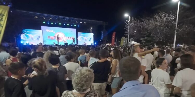Festë me Verë dhe Portokalle, humori ndez qytetin e Belshit, trupa Portokalli mbush shëtitoren buzë liqenit