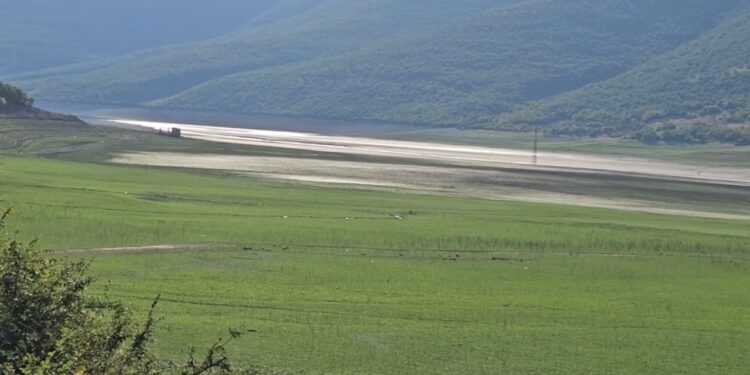 Fierzë nën 275 metra: Rezervat e ujit tkurren, mungojnë reshjet dhe vazhdojnë temperaturat e larta