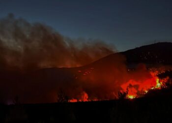 Flakët dalin jashtë kontrollit në perëndim të Atikës në Greqi, rreth 150 banesa digjen, autoritetet paralajmërojnë qytetarët