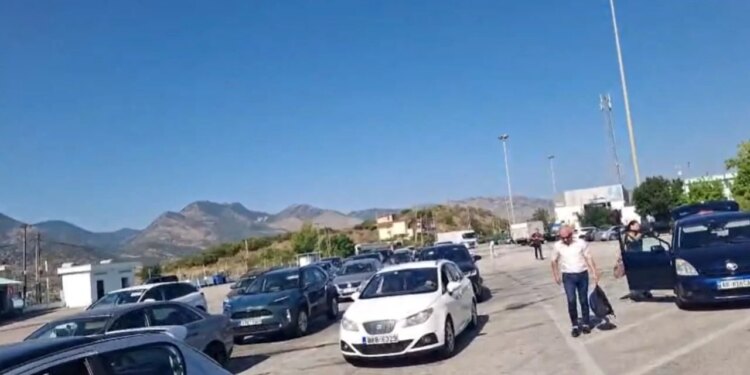 Fluks i madh në Kakavijë, emigrantët nisin kthimin në Greqi; radhë të gjata në pikën kufitare