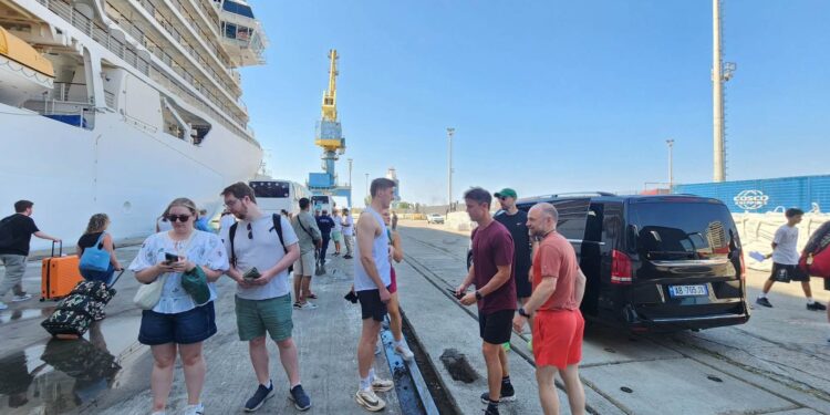 Fluks në fund të sezonit turistik në Portin e Durrësit: afro 39 mijë persona largohen në 5 ditë