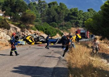 Foto/ Pamjet nga vendi ku u rrëzua dhe u shkatërrua plotësisht njëri prej helikopterëve zjarrfikës në Greqi