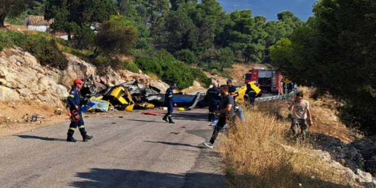 Foto/ Pamjet nga vendi ku u rrëzua dhe u shkatërrua plotësisht njëri prej helikopterëve zjarrfikës në Greqi