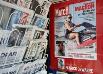Fotoja e Macron me Jet Ski në plazh çmend francezët; mediat: Vera e fundit në krye