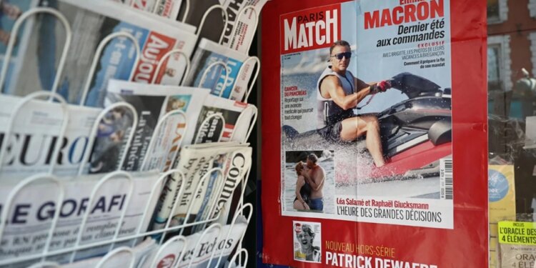 Fotoja e Macron me Jet Ski në plazh çmend francezët; mediat: Vera e fundit në krye