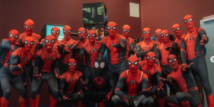 Futbollistët e Energie Cottbus surprizojnë tifozët duke shkuar në kinema të veshur si Spiderman